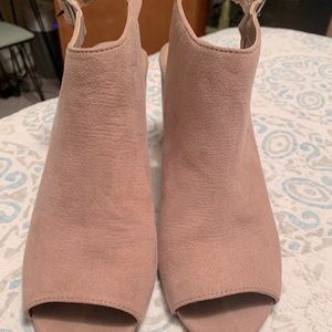 Size 9 platform dress sandal. Only worn a few times.